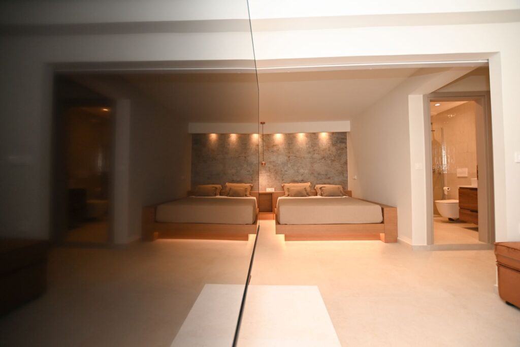 DSC_895613-web Elvira's Apartments