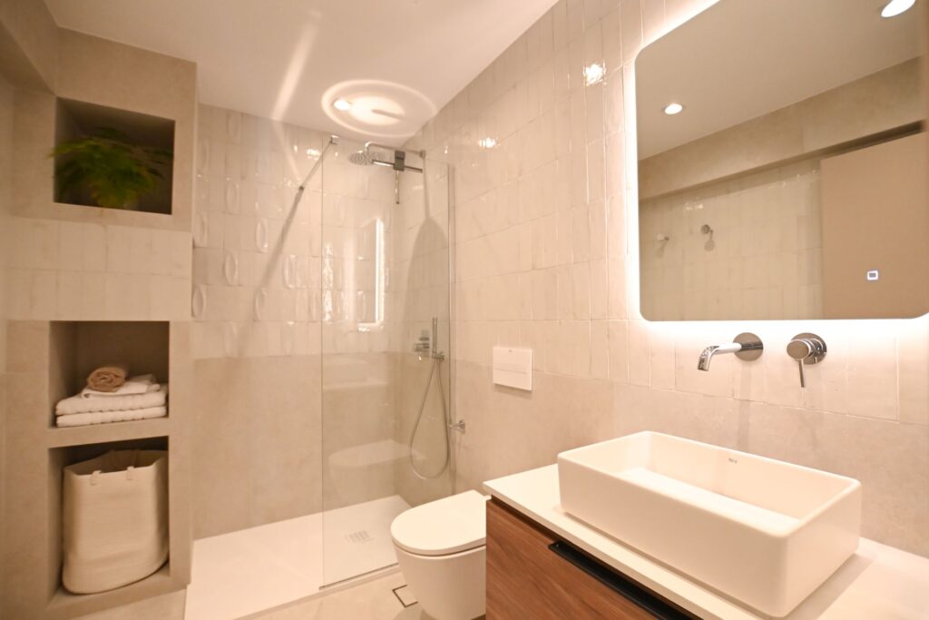 DSC_907335-web Elvira's Apartments