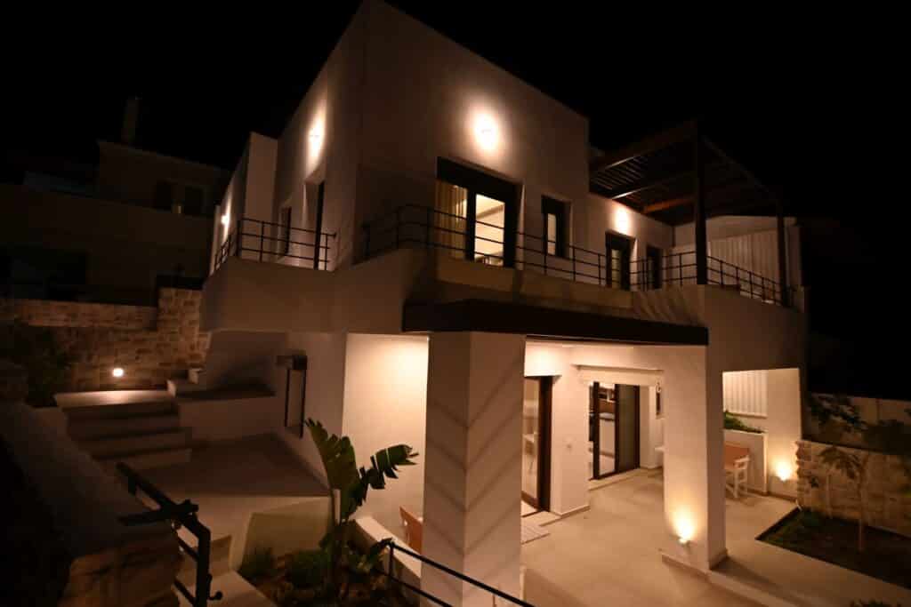 DSC_940229-web Elvira's Apartments