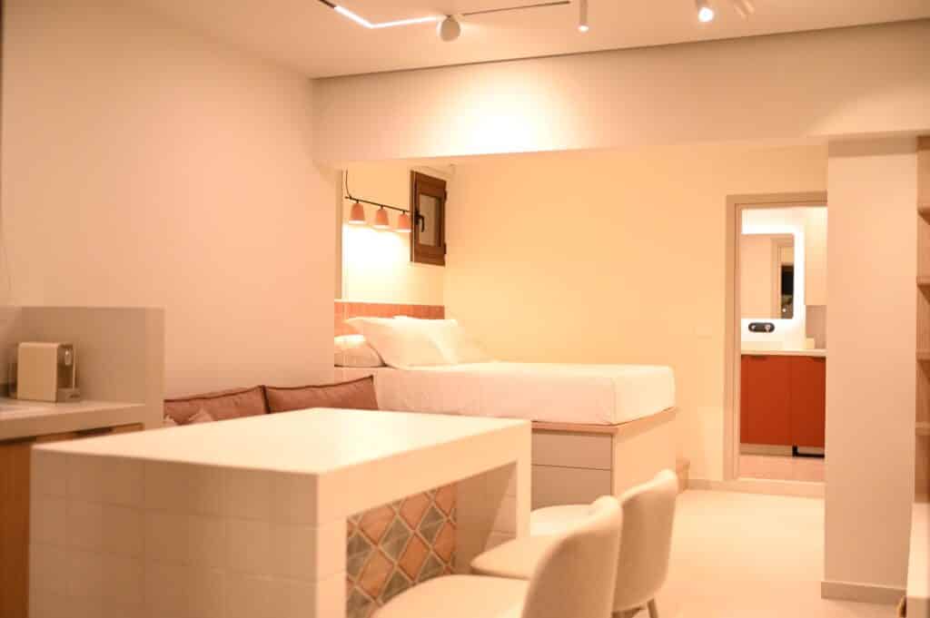 DSC_942753-web Elvira's Apartments